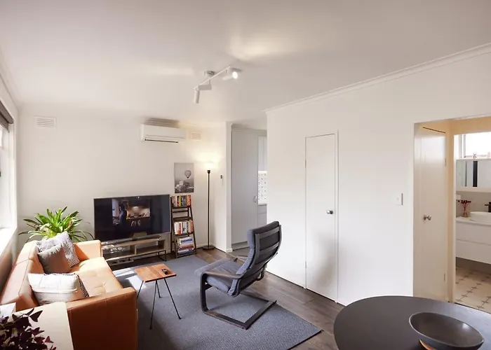 Central Classic Collingwood Modern Apt