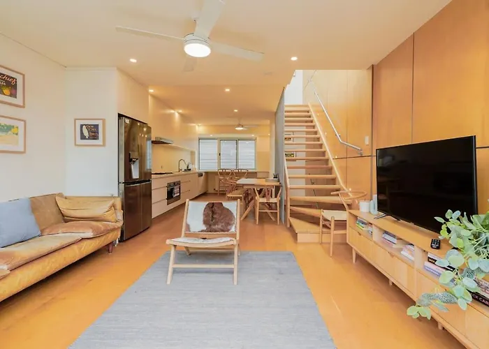 Victorian City-Fringe 3Lvl Home @Carlton Lifestyle
