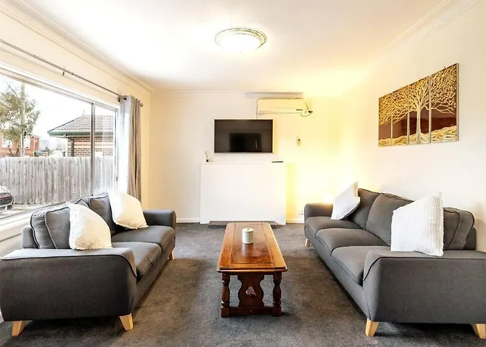 Charming Home Near Melbourne Airport & Cbd