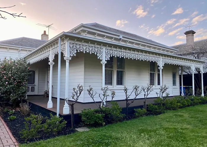 Camberwell\'S Lyrical Vintage Abode