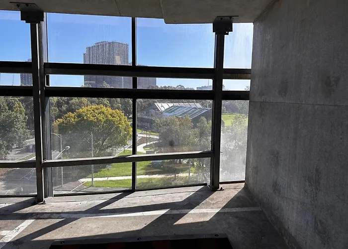 City-Edge Apartment With Free Parking