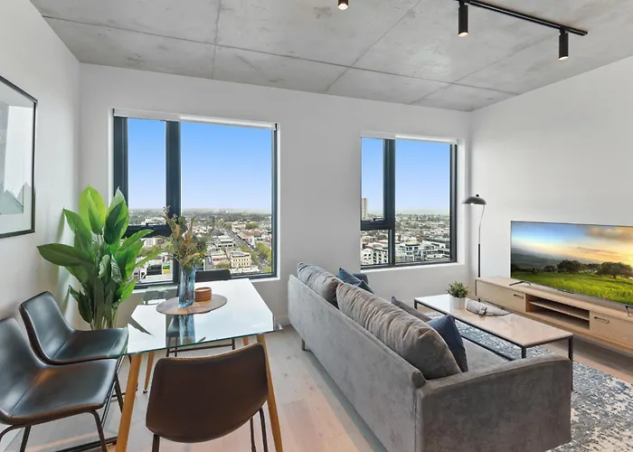 Sophisticated 2-Bed With Bay Views & Amenities