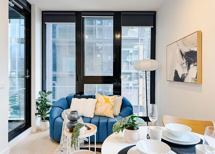 Elegant 2Br Skyline Apt Free Parking