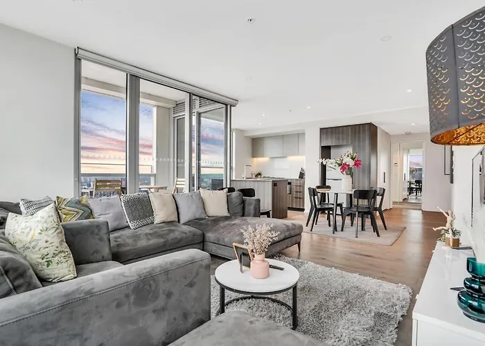 Sub-Penthouse Stunning With Water Frontage 3B2B1C