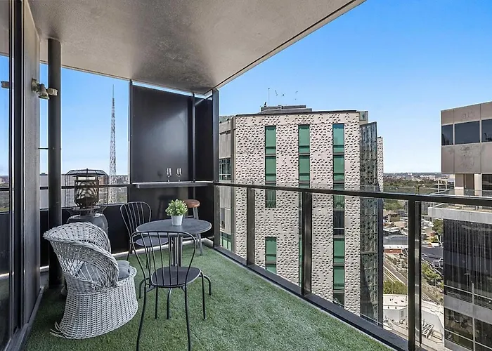 2-Bed Unit With Balcony Near Southbank Restaurants