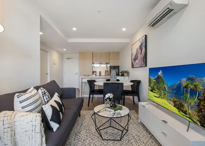Chic 1-Bed With Parking, Gym, Pool & City Views