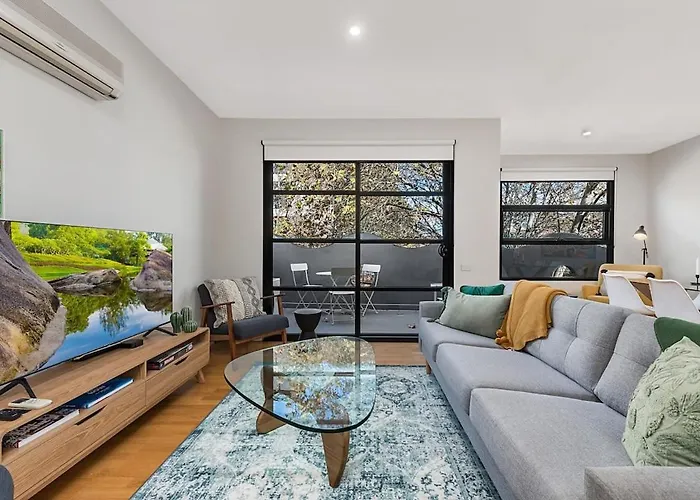 Beautiful 2-Storey Unit With Balcony Near Smith St