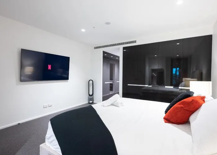 Luxury Melbourne 4 Bed Apt - Pool And Parking