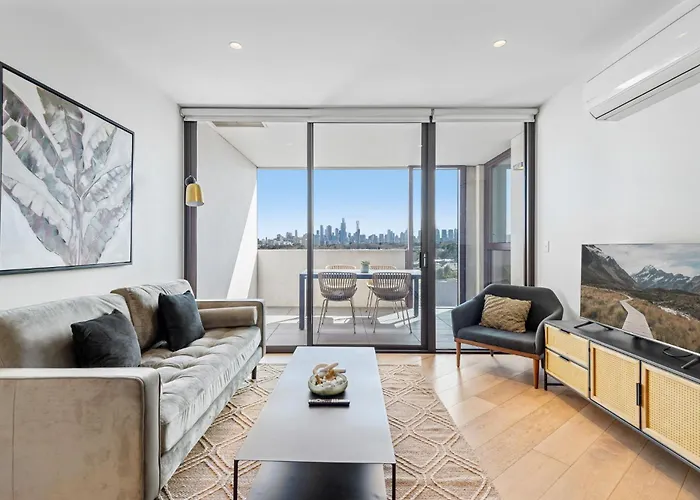 Elegant 2-Bed Apartment With Expansive City Views