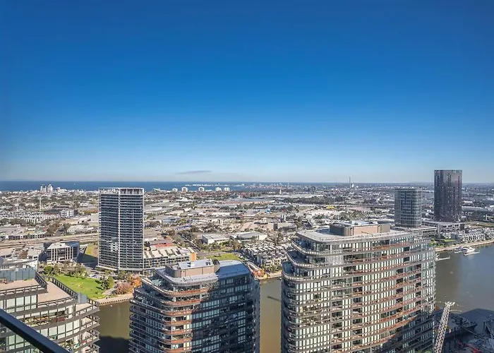 Inner City Comforts Apt Bay Views 1B1B1C 2-Beds