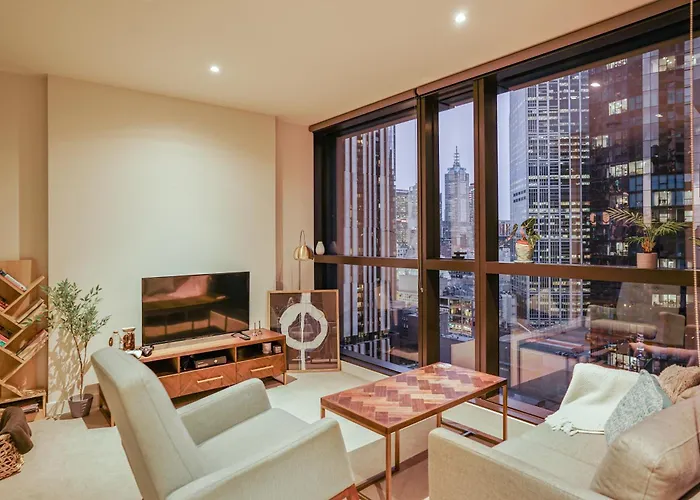 Cosy 2-Bedroom Retreat With City View Near Qvm