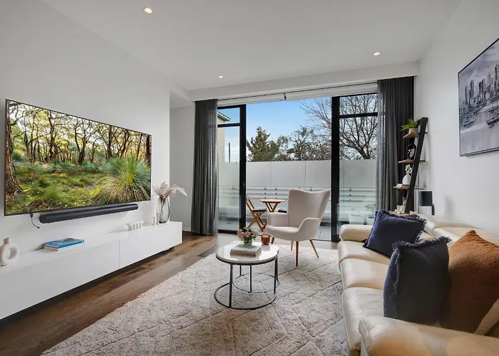 Deluxe 2-Bed Toorak Apartment With Alfresco Dining