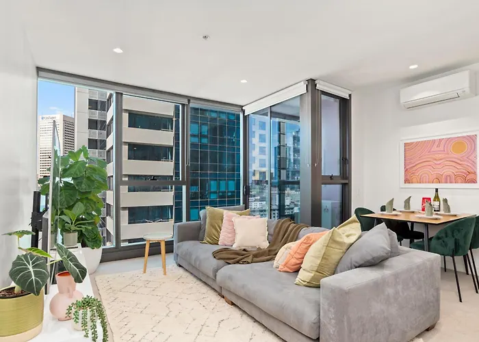 Modern 1 Bed Melb Apt W/ Balcony, Coffee And Views