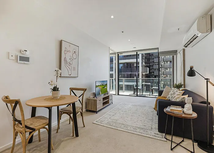 Spacious 1-Bed Unit In Heart With Gym And Pool