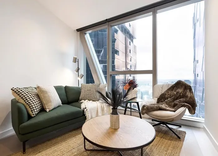 Earthy Retreat In Melb\'S Shopping Hub With Views