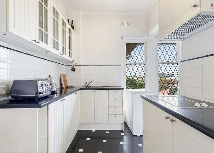 Large 1 Bdrm Light Filled With City Views, South Yarra