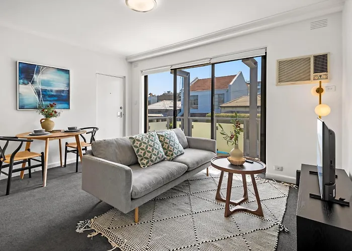 Cosy 1-Bed Balcony Unit In Quiet Street By Shops