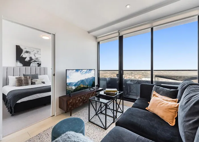 Chic 1-Bed With City Views Parking Gym & Pool