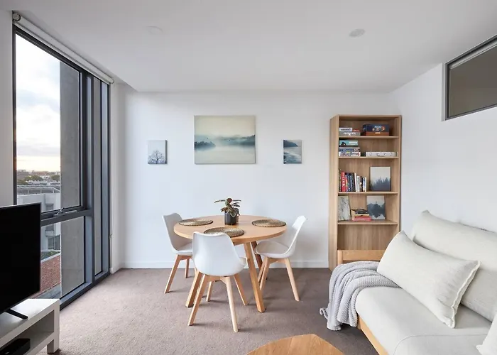 Northside Rendezvous - A Stylish Couples\' Hideaway
