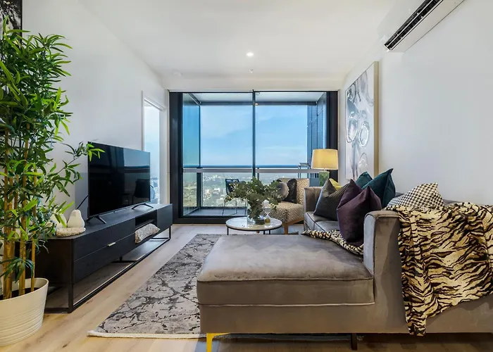 Luxury Sky-High Apt W Stunning Views & Parking