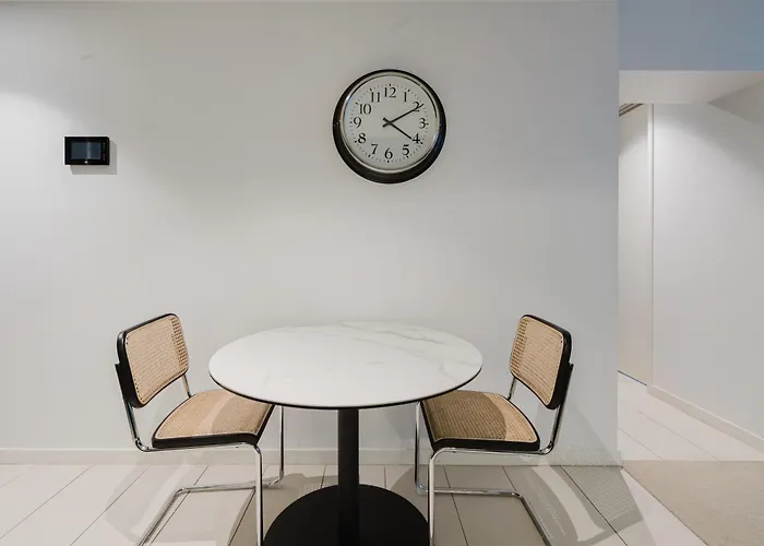 Chic 1-Bed Apt In Melbourne With Parking Near Cbd