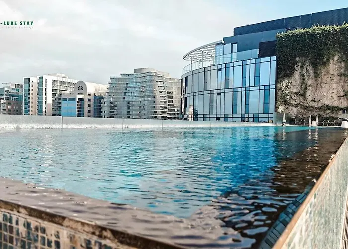 Elegant Apartment In Park With Rooftop Infinity Pool On St Kilda Road, Melbourne