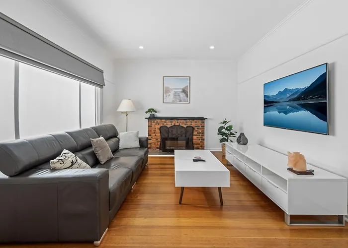 Spacious 3-Bed With Outdoor Dining Near Airport