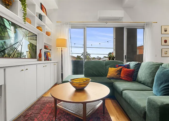 Cosy 2-Bed With Modern Design & Alfresco Dining