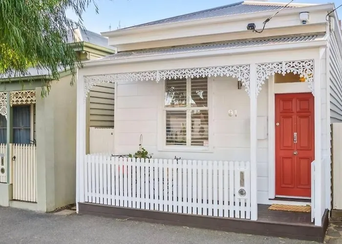 Renovated Brilliance In Bayside Albert Park
