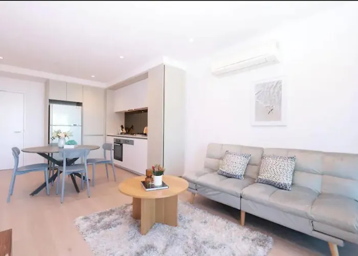 13D Stylish Abnb Property With Local Flair With Free Parking, Tramstop