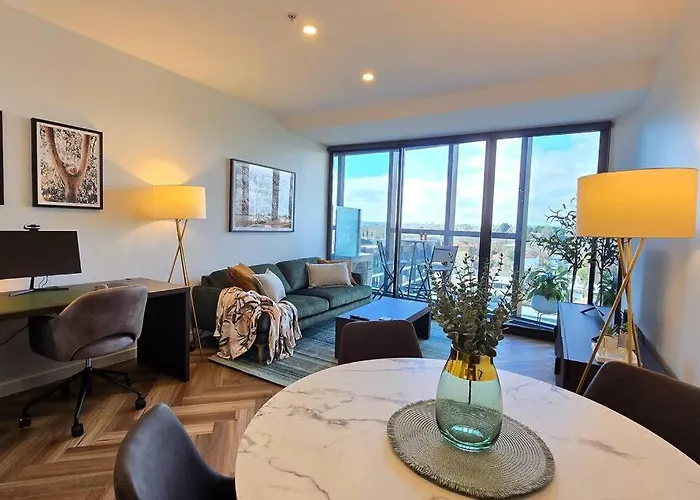 Gorgeous 1 Bed Exec South Yarra With Workspace