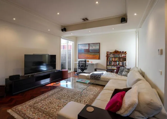 Brighton Chic Pet Friendly Near Beach & Train