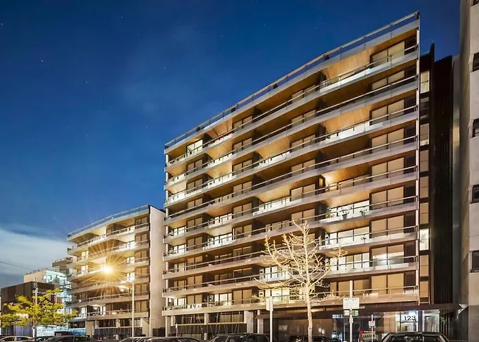 A Modern & Spacious 2Br Apt Near Melbourne Uni