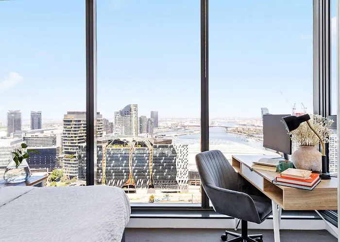 A Cozy 2Br Apt With Harbour Views And Free Parking