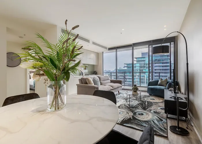 Elegant City Fringe Condo W Pool & Free Parking