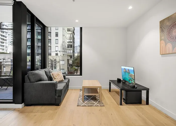 Chic 1-Bed South Melbourne Unit With Pool & Gym