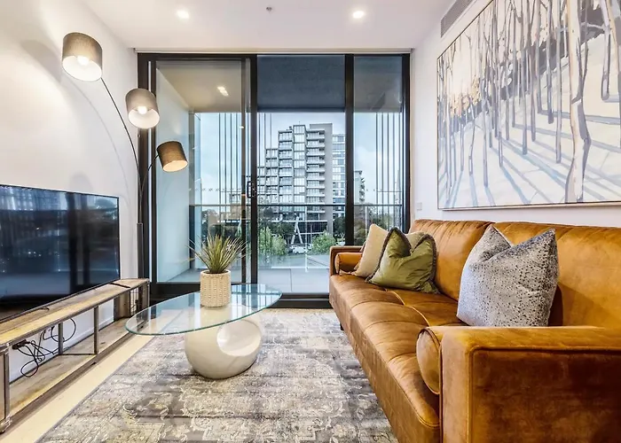 Hip Pad In Cool St Kilda Precinct Free Parking