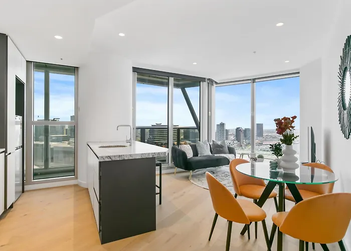Skyhigh 2Br W Stunning River Views, Gym & Pool