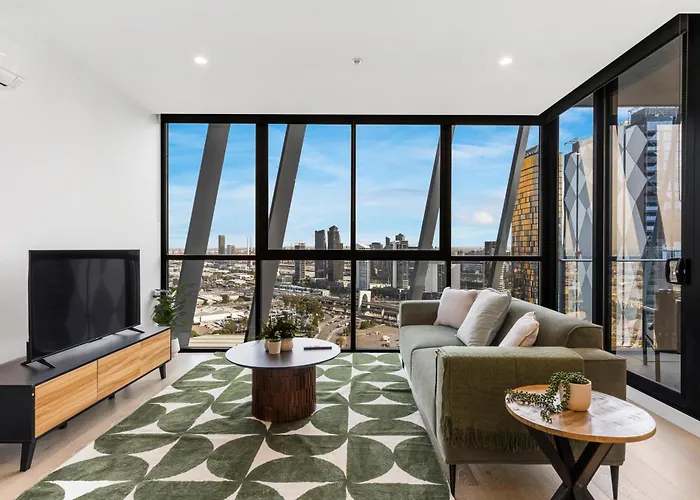 Stylish & Central W Stunning City Views & Balcony