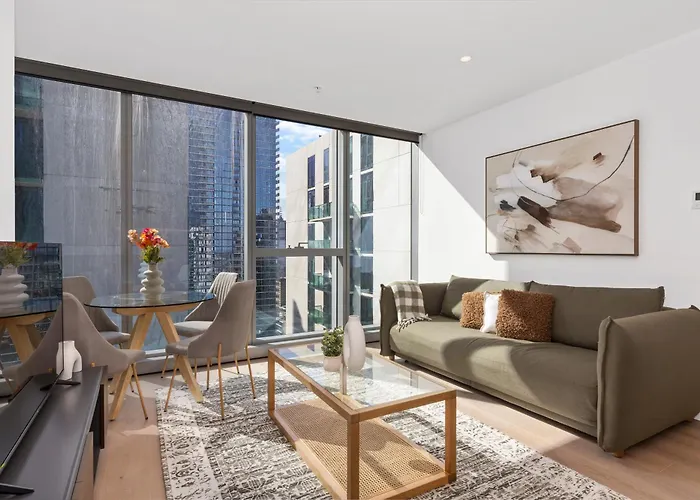 Stylish & Vibrant Apt In Best Location W Gym, Pool