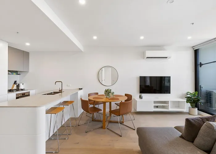 Spacious & Bright Apt Near Major Hospital Precinct