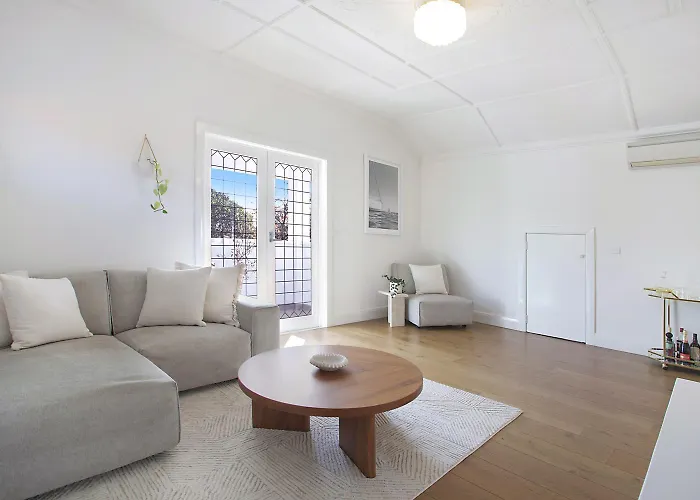 Chic Elwood Escape By Ready Set Stay