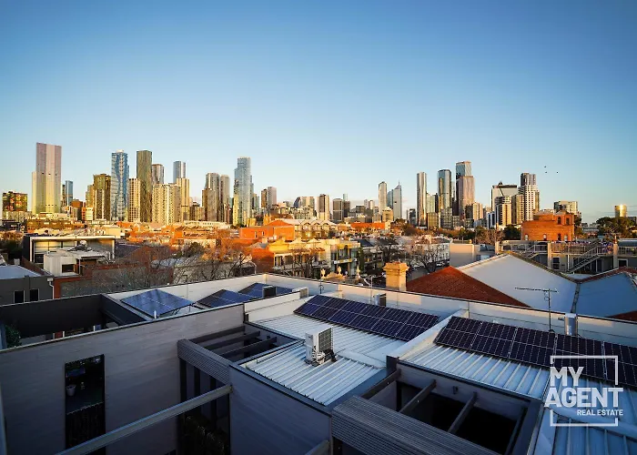 Tri-Level Townhouse In Prime North Melbourne