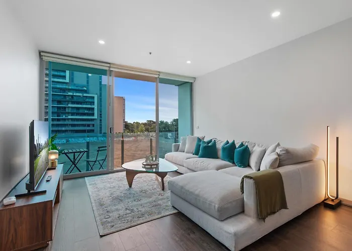 Pristine 2-Bed By Albert Park With Pool & Gym