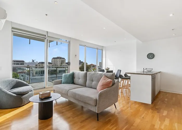 Port Melbourne And A Glimpse Of The Sparkling Bay - Sleeps 4
