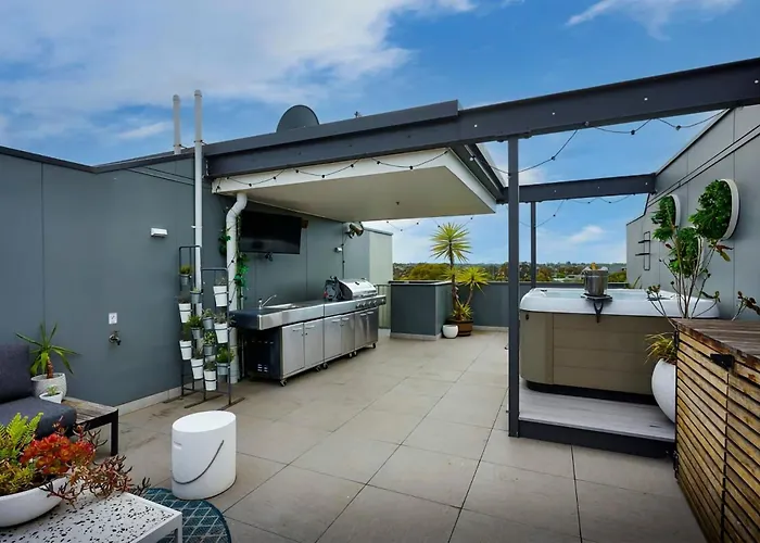 2Br Penthouse Apt Rooftop Terrace, Spa & Bbq