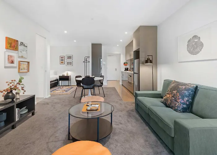 Chic Apartment In Melbournes Heart