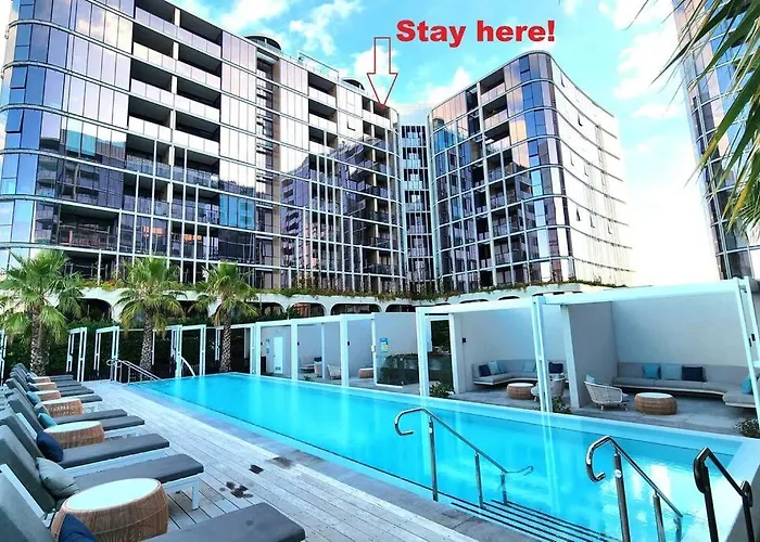 Resort-Style Exec 1 Bed With Study In Port Melbourne
