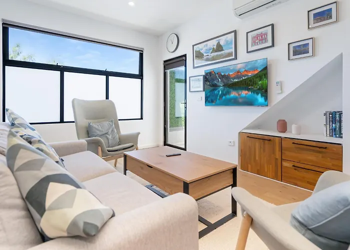 Spacious 2-Bed Apartment Near Lygon St Shops