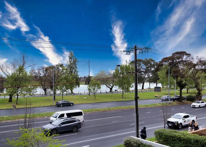 Stylish 2Br Apt Facing Albert Parkpoolparking